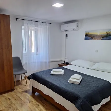 Holiday Home Hidden Hill Ferienhaus Lopar